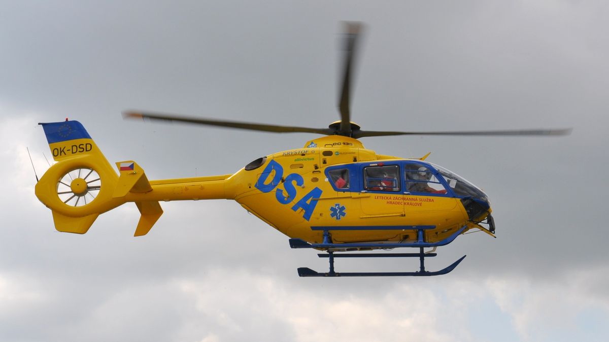 V Opavě spadl muž do louhu, letěl pro něj vrtulník